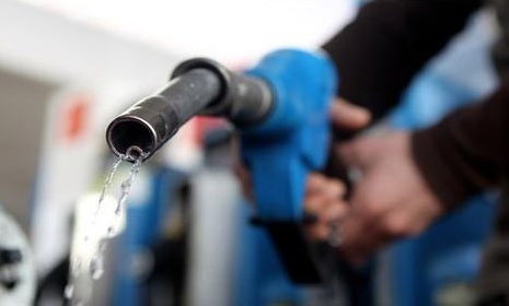 ارتفاع أسعار النفط وتراجع طفيف للدولار