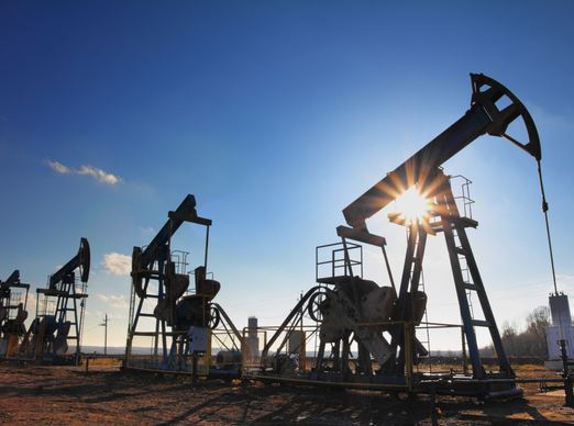 ارتفاع النفط مع سعي روسيا لمحادثات مع أوبك وتراجع أنشطة الحفر