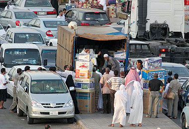 إتلاف 60 طناً من الملابس المستعملة بأسواق الصواريخ في جدة