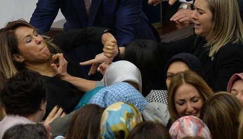 اشتباكات “حريمي” داخل البرلمان التركي