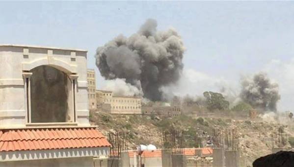 اشتباكات في محيط القصر الجمهوري في #تعز بـ #اليمن