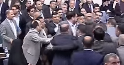 شاهد..  اشتباكات بالأيدي وتراشق بالزجاجات بين نواب البرلمان العراقي