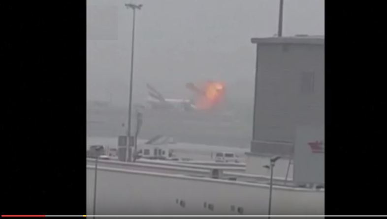 شاهد.. لحظة اِشتعال النيران في الطائرة الإماراتية بعد هبوطها بمطار دبي