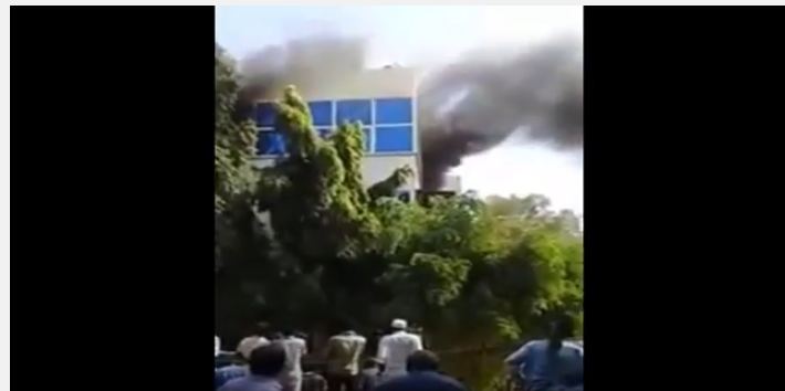 بالفيديو.. لحظة اشتعال النيران في قناةٍ سودانية على الهواء