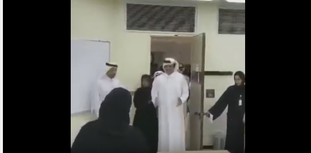 بالفيديو.. الشيخ تميم يزور جامعة قطر ويمازح أكاديمية: أنا غير موجود