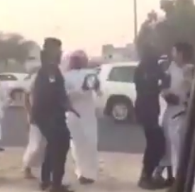 بالفيديو.. إصابة رقيب في هجوم شباب على دوريات أمن بالكويت
