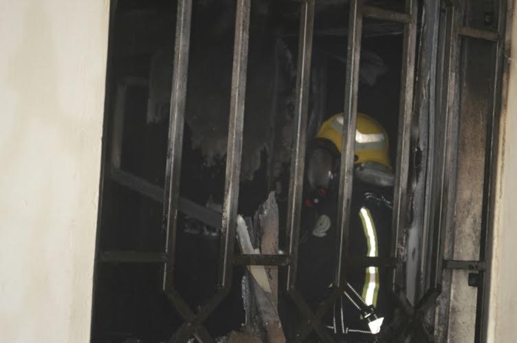بالصور.. إصابة 22 شخصاً وإخلاء 80 آخرين في حريق بغرف مواقف في جدة