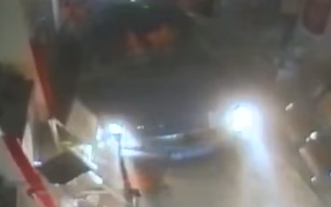 شاهد.. فيديو في الصين رجل مخمور يقتحم بنكاً بسيارته
