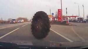 بالفيديو.. إطار جرافة يثير فزع عائلة على طريق روسي سريع