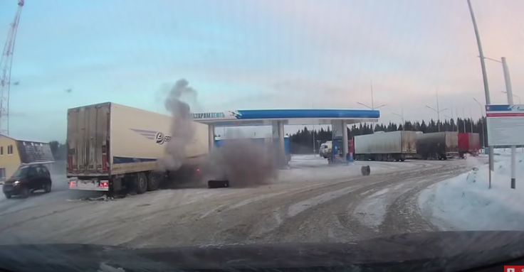بالفيديو.. لحظة انفجار إطار شاحنة داخل محطة وقود