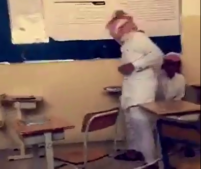 بالفيديو.. طلاب يعبثون داخل الفصل في وجود المعلم !