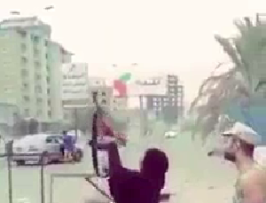 شاهد بالفيديو.. طفلة يمنية تطلق النار احتفالا بتحرير عدن