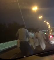 بالفيديو.. اعتداء شاب على سائق سيارة أجرة في نسيم جدة