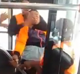 فيديو صادم.. مراقب حافلات بالمغرب يعتدي على راكب ويصفعه على وجهه !