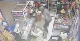 شاهد.. لص يعتدي على مسن في المتجر لسرقته
