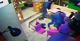 بالفيديو.. اعتداء وحشي على شاب داخل مقهى بالركل واللكمات