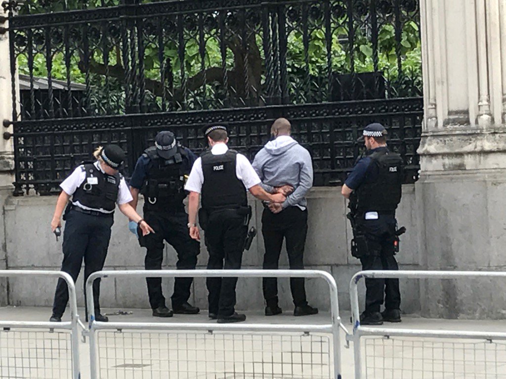 السكاكين تظهر من جديد في لندن .. إغلاق أبواب البرلمان البريطاني بعد الاشتباه بثلاثيني