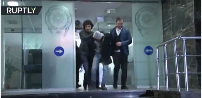 بالفيديو.. اعتقال شخصين بعد إطلاق نار قرب مطار إسطنبول
