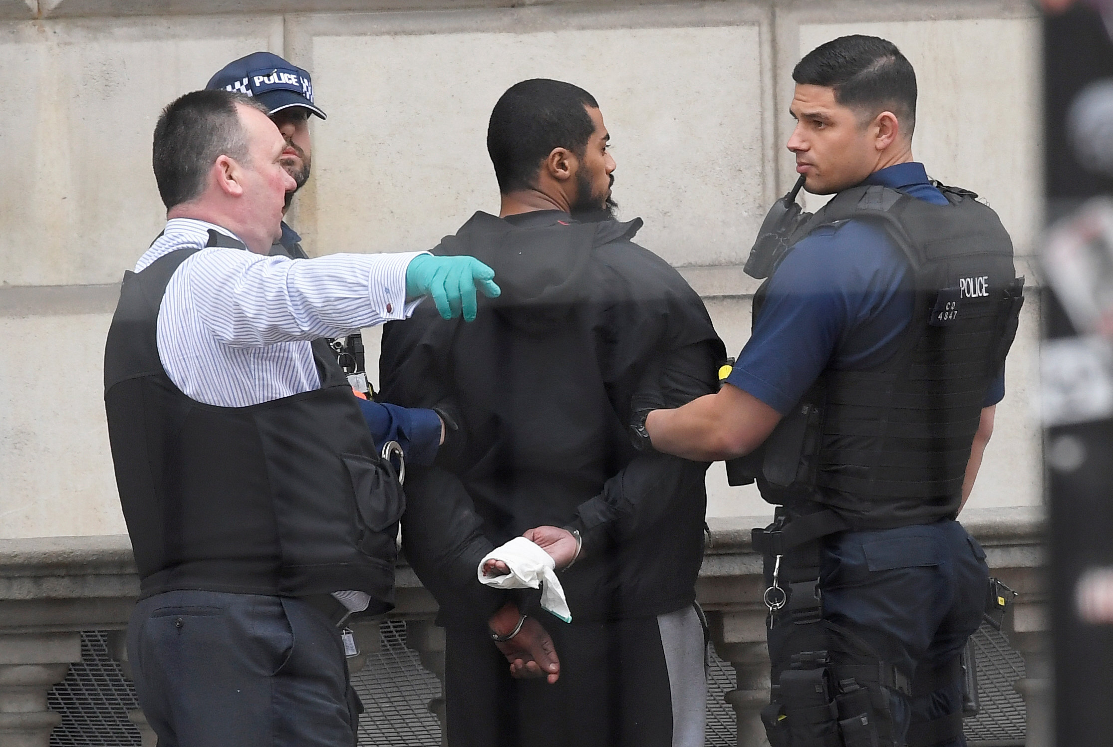 بالصور.. ضبط ملتحٍ يحمل سكاكين قرب البرلمان البريطاني