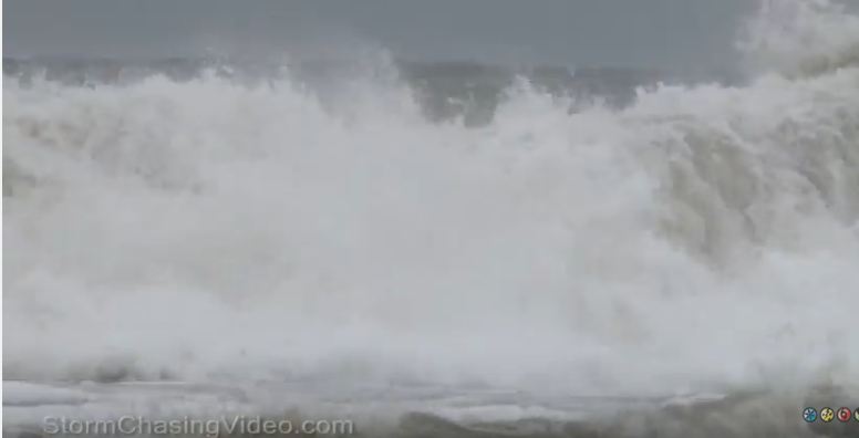بالفيديو.. إعصار وموجات تسونامي بشاطئ لونج بيتش في أمريكا