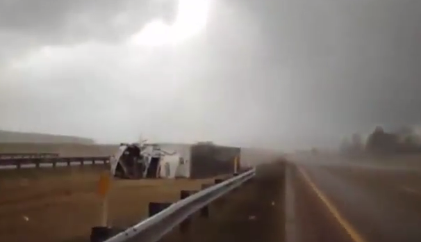 بالفيديو.. إعصار قوي يقلب شاحنة ضخمة في تكساس