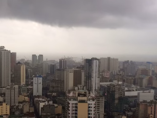 شاهد.. اعصار في مانيلا يتجول بين المباني بشكل مريع