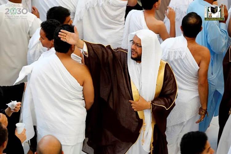 همة ونشاط لأعضاء هيئة المسجد الحرام في رمضان.. ونصائح للزوار
