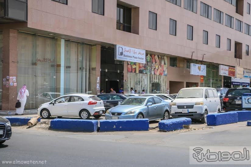محطة شهيرة تخالف القانون وتغلق شارعًا بصبات في جدة