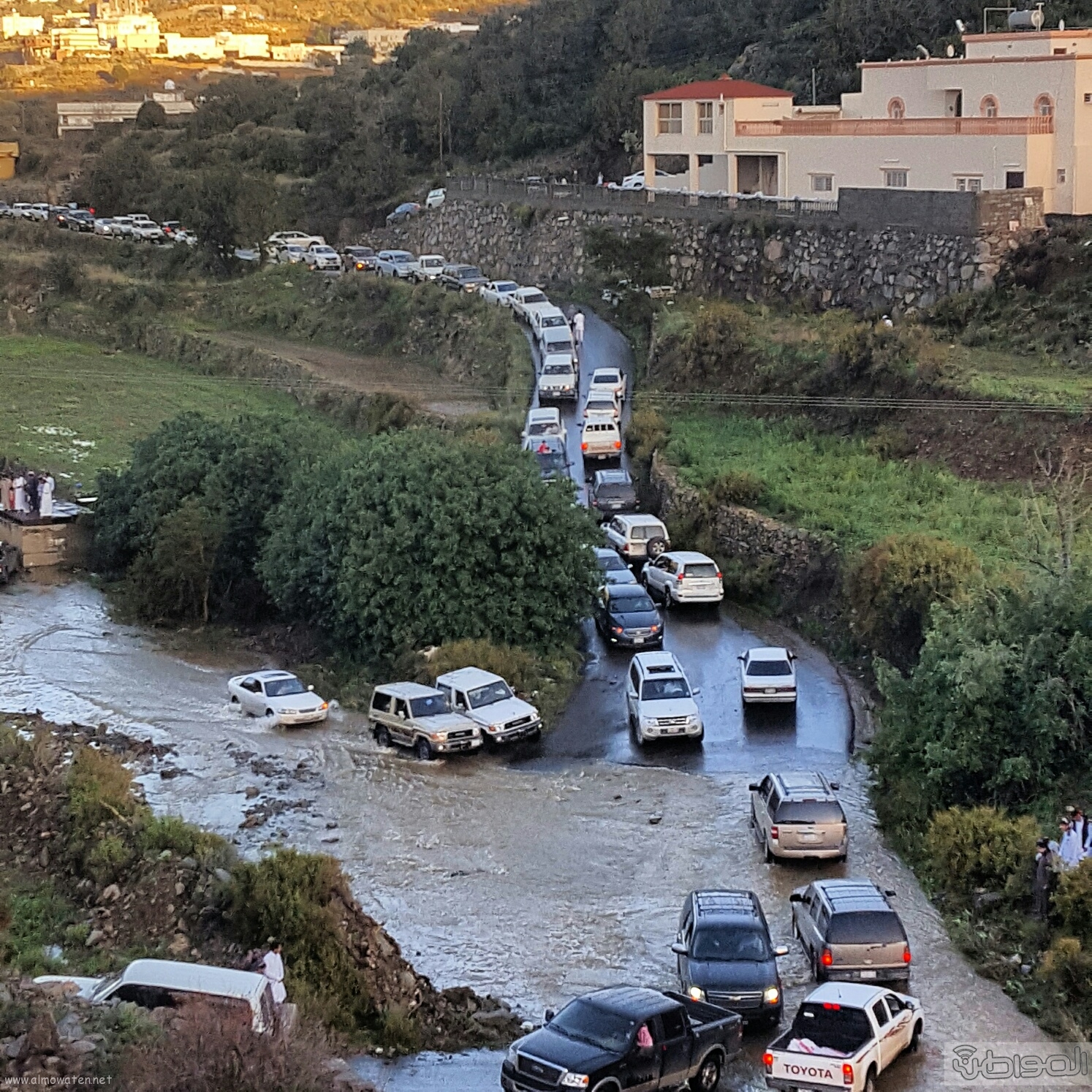 “المواطن” ترصد فرحة أهالي بني مازن بالأمطار وإغلاق الطريق الرئيسي