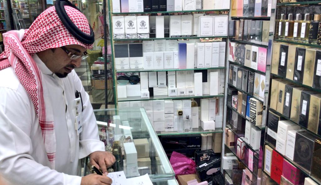 شبهة التستر وغياب الرخص تغلق محلًا في الرياض