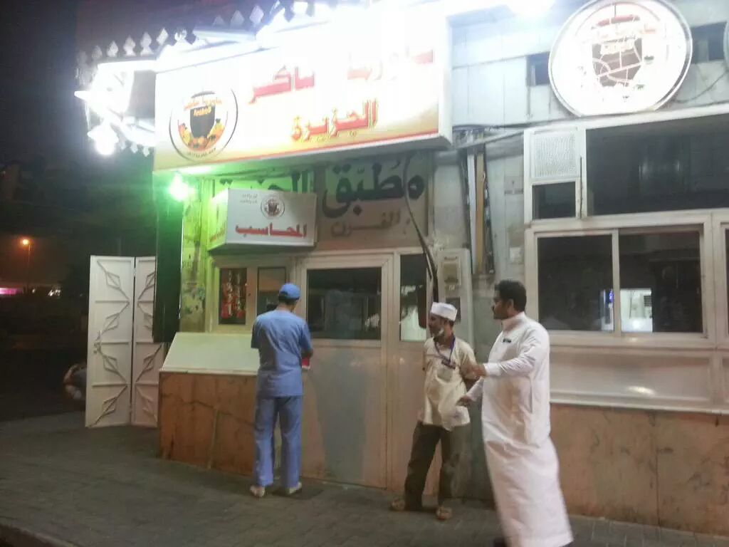 أمانة #جدة تغلق أشهر محل شاورما تجاوبًا مع مغرد