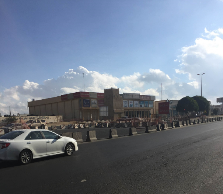مرور #الخميس يغلق مدخل أحياء غرب المحافظة والسكان يتذمرون