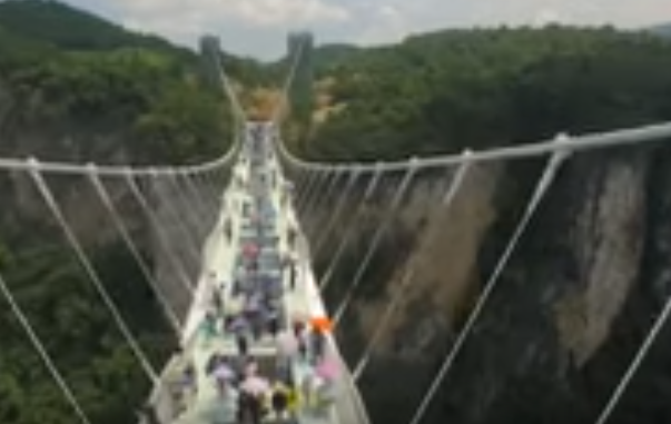 شاهد.. افتتاح جسر الصين الزجاجي