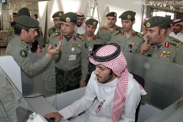 شاهد بالصور .. اللواء سليمان اليحيى  يدشن الصالة الجديدة بجوازات #مطار_الملك_خالد