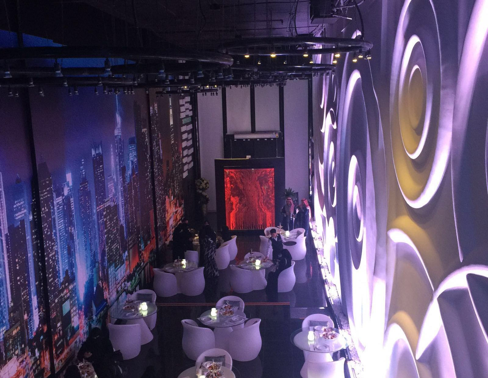 بالصور.. افتتاح أول مقهى يحاكي العقل والتفكير في #الرياض
