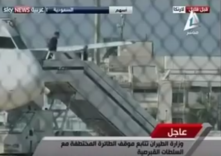 بالفيديو والصور.. لحظة هبوط الطائرة المصرية المختطفة