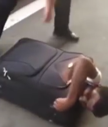 بالفيديو.. إفريقي يحشر نفسه داخل حقيبة سفر للهروب إلى سويسرا