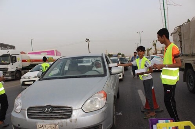 بالصور.. ١٠٠ متطوع لتفطير المسافرين والجاليات في بيش