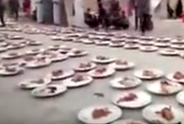 بالفيديو.. السعوديون يقدمون وجبة إفطار للنازحين من الفلوجة