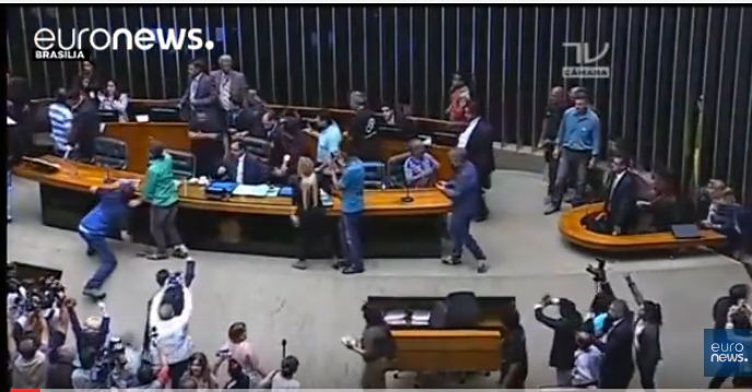 بالفيديو.. اقتحام البرلمان البرازيلي احتجاجًا على التقشف
