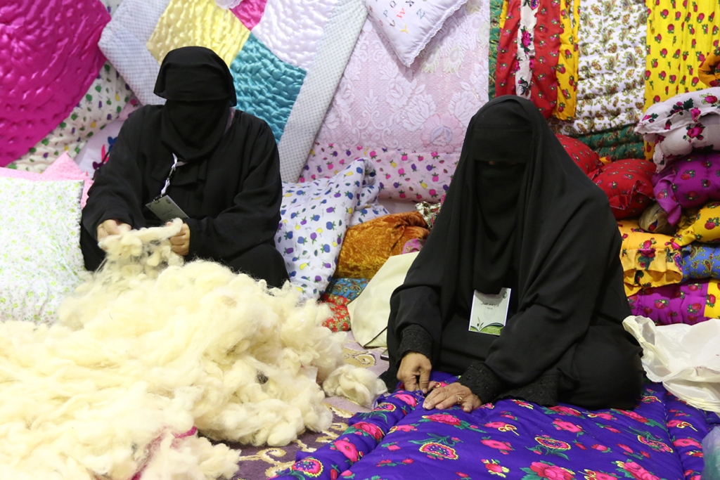 اكبر سوق سعودي للأسر المنتجة بمهرجان الزيتون بالجوف (12)