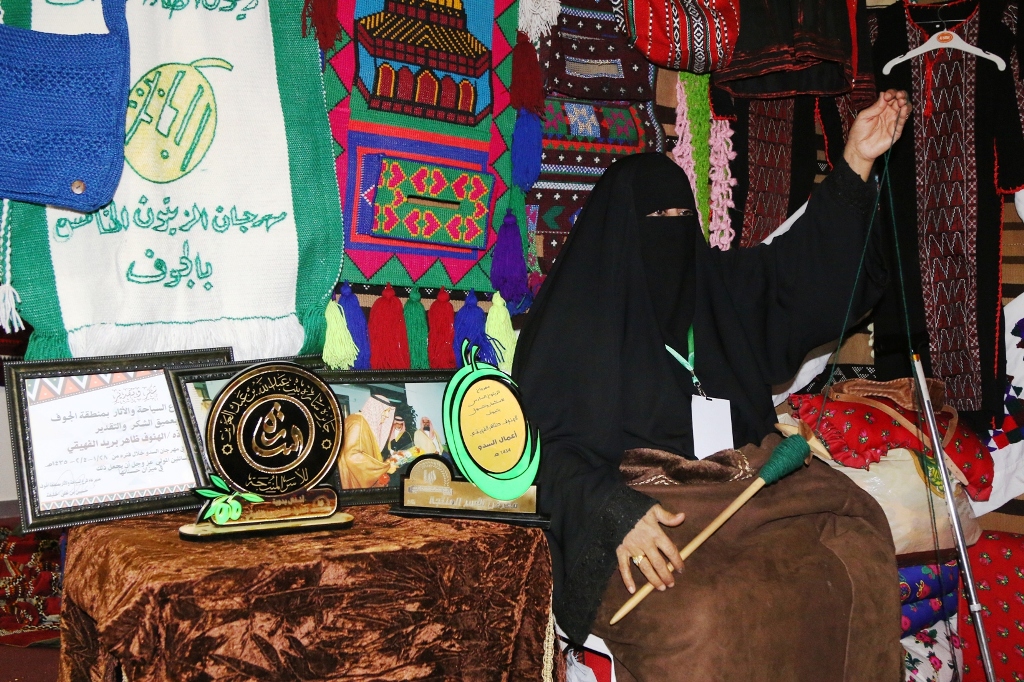 اكبر سوق سعودي للأسر المنتجة بمهرجان الزيتون بالجوف (8)