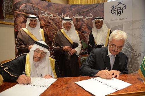 أمير مكة يشهد توقيع عقد تطوير الأحياء العشوائية في جبل الشراشف