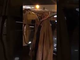 الأمير عبدالعزيز بن فهد يترجل من سيارته لهذا السبب