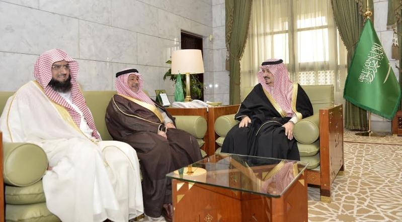 الأمير فيصل بن بندر يستقبل مدير جامعة الأمام المكلف وعميد المعهد العالي للقضاء