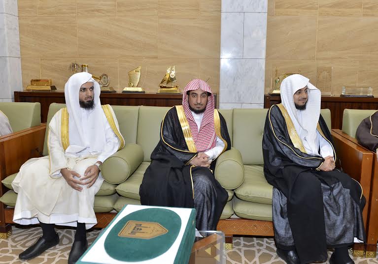 الأمير فيصل بن بندر يستقبل مدير جامعة الأمام المكلف وعميد المعهد العالي للقضاء3