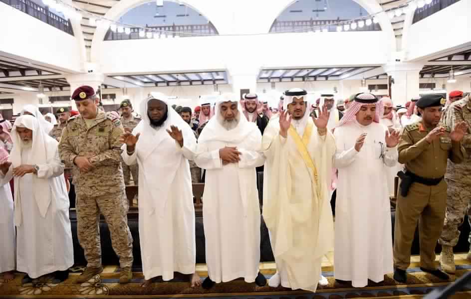 بالصور.. أمير الرياض بالنيابة يؤدي صلاة الميت على الشهيد الشتوي