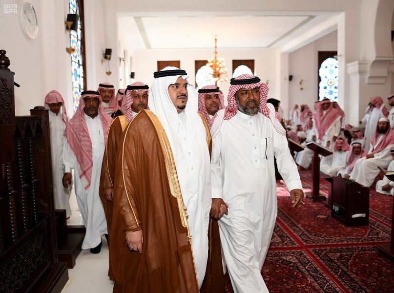 بالصور.. محمد بن عبدالرحمن يؤدي صلاة الميت على رئيس الأخويا بالديوان الملكي