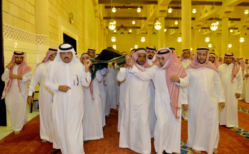 الأمير مقرن بن عبدالعزيز وسمو أمير منطقة الرياض يؤديان صلاة الميت على الأميرة لولوة بنت سعود ‫(167599753)‬ ‫‬
