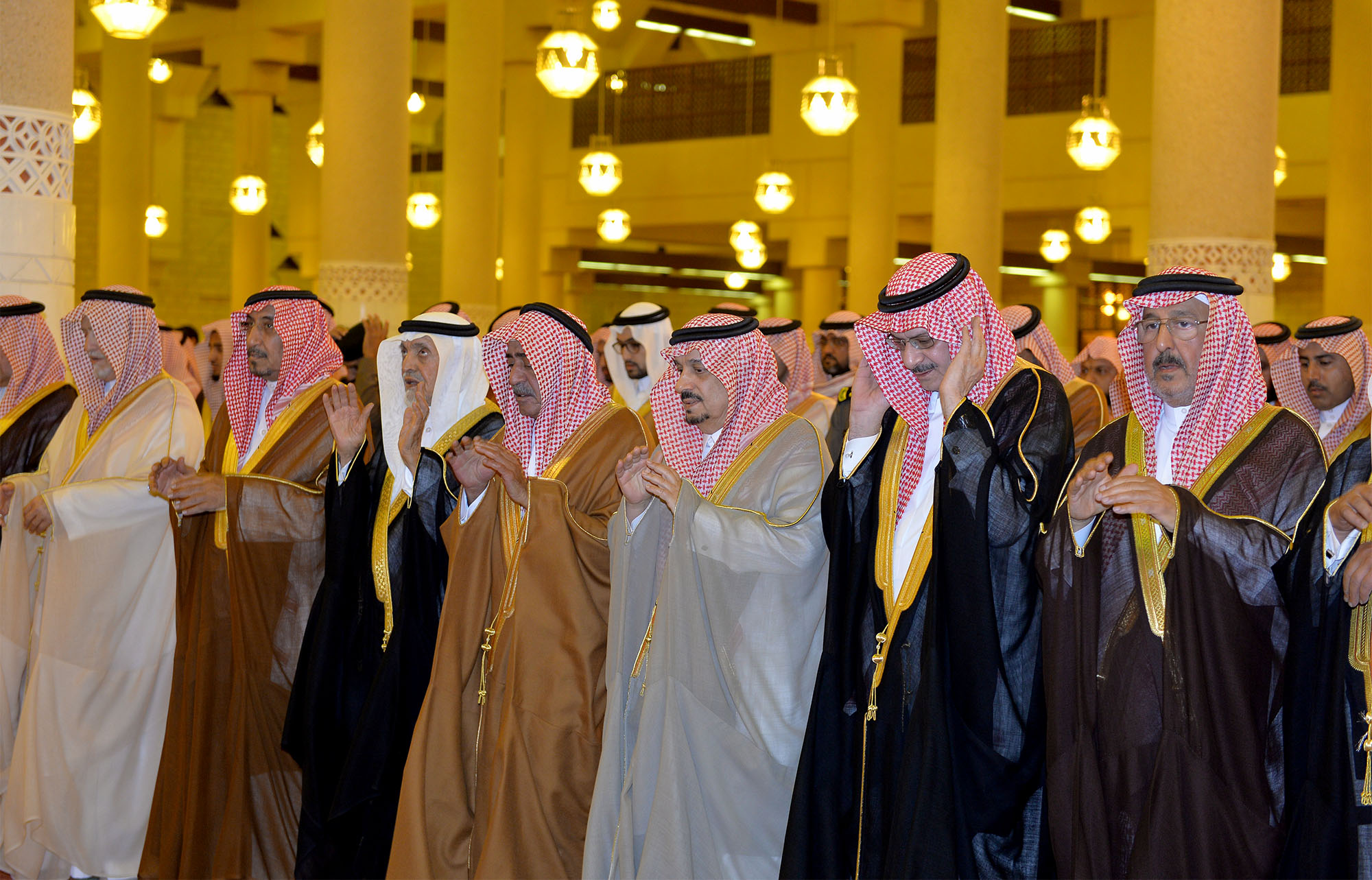 الأمير مقرن وأمير الرياض يؤديان صلاة الميت على الأميرة لولوة بنت سعود
